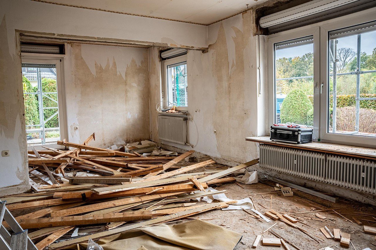 Rückbau mit Bauschutt und Werkzeug
