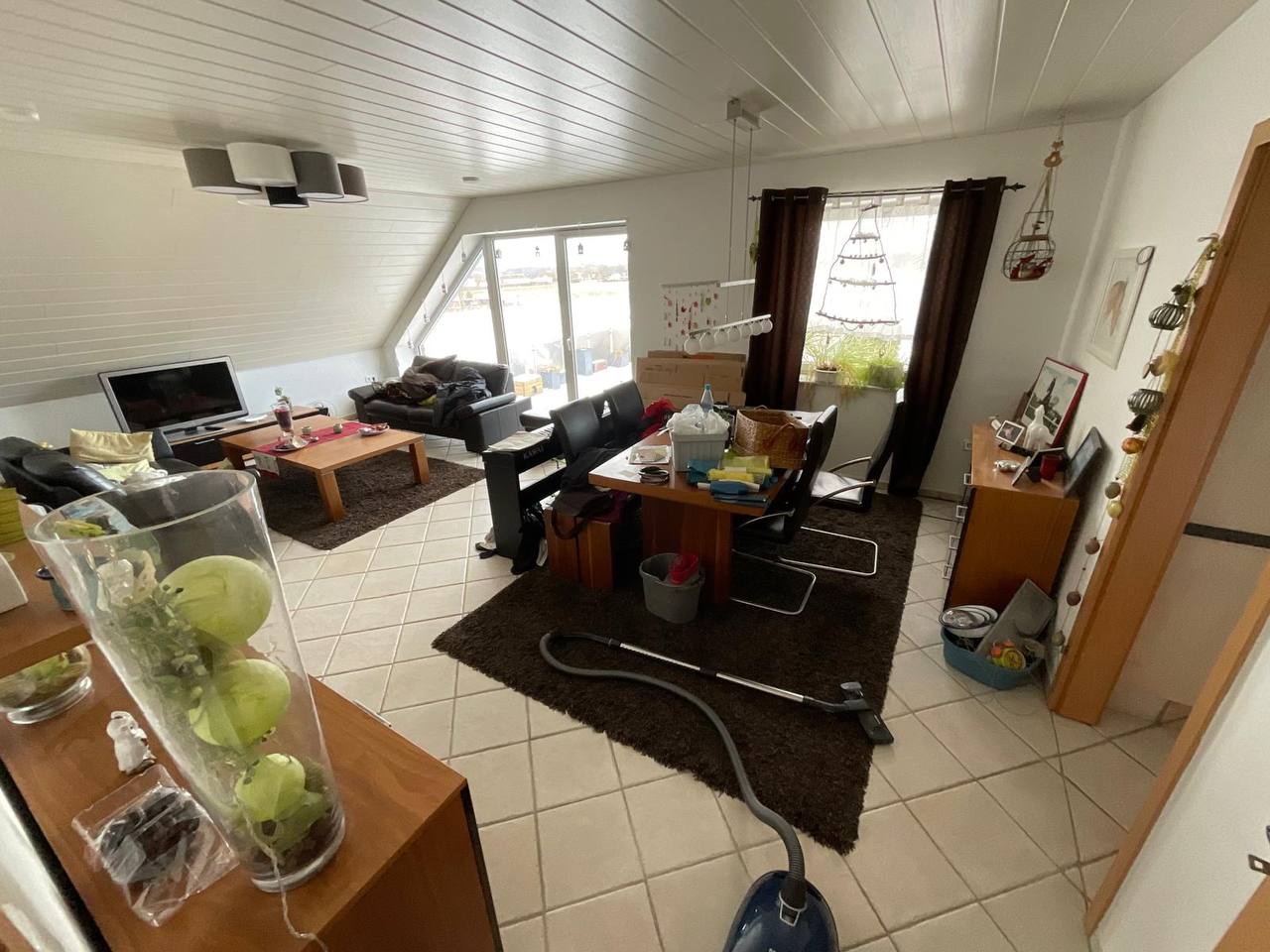 Wohnung vor der Haushaltsauflösung - Kartons und Möbel