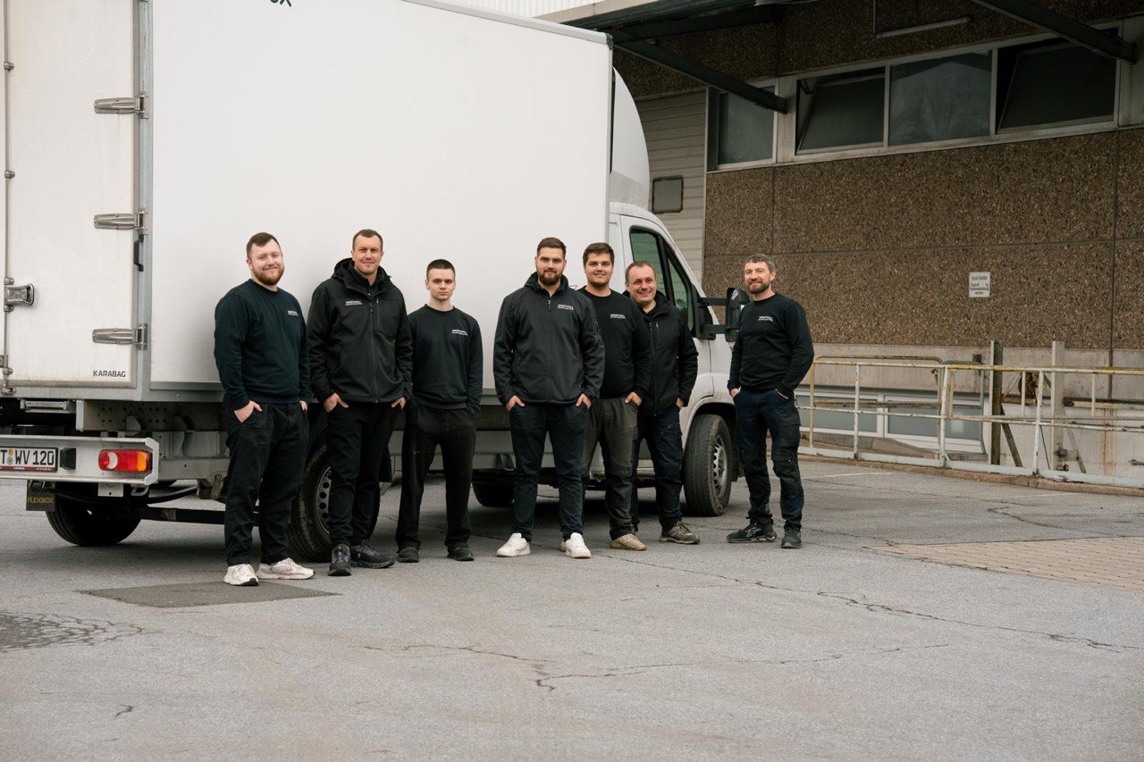 Das Wertvoll Team vor dem Einsatzfahrzeug in Detmold